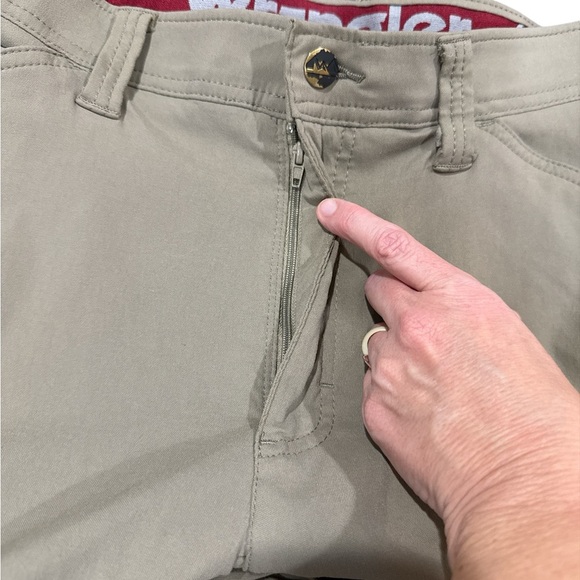 Wrangler Men’s Pants Khaki Olive - Picture 11 of 15